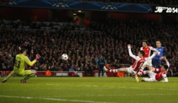 En el segundo tiempo tuvo una gran atajada ante Martial que evitó el 3-0.