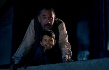 Alfredo (Philippe Noiret), el proyeccionista del pequeño pueblo, se convierte en mentor y figura paterna de Salvatore (Marco Leonardi), un niño fascinado por el cine. Años después, Salvatore (Jacques Perrin) regresa a su pueblo tras la muerte de Alfredo y descubre que su maestro guardó para él un carrete con los besos censurados del cine local. La muerte de Alfredo es la despedida de una época y el recordatorio de la magia de soñar.
