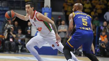 EPA5432. MOSCÚ (RUSIA), 27/12/2018.- El jugador del Khimki Moscú Tony Crocker (d) defienda al jugador del Kirolbet Baskonia Luca Vildoza (i) durante el partido de la Euroliga de baloncesto disputado en el Arena Mytischi de Moscú, Rusi