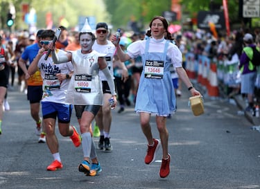 Participantes disfrazados durante la maratón de Londres la cual se celebra anualmente desde 1981 se celebra anualmente desde 1981 en la capital de Reino Unido.