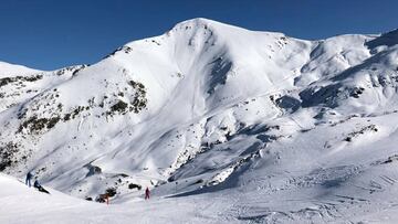 Unan de las pistas de esqu&iacute;d e Bo&iacute; Ta&uuml;ll, completamente nevada. 