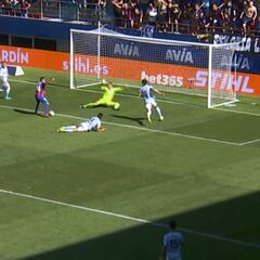 El perfecto engaño de Orellana al arquero rival en su nuevo gol