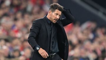 Simeone, pensativo durante el Athletic-Atl&eacute;tico en San Mam&eacute;s