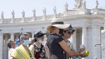 Vatican City (Vatican City State (holy See)), 02/08/2020.- People queue to refill bottles of water from a fountain in Saint Peter's Square at the Vatican, 02 August 2020. According to weather forecast, the North African anticyclone responsible for an intense heatwave affecting Italy's Center-South and the Islands remains stable with temperatures that could reach 40-41 degrees Celsius. (Italia, Roma) EFE/EPA/CLAUDIO PERI