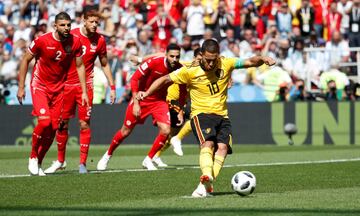 Eden Hazard recibió la falta de Syam Ben Youssef dentro del área. 
El árbtiro, el salvadoreño Juan Zumba, señaló la pena máxima y el propio Hazard se encargo de lanzarlo y así estrenar el marcador.