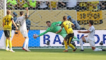 La parada de Courtois a disparo de Sabitzer en la última jugada del Real Madrid-Dortmund de los cuartos de final del Mundial de Clubes.