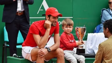 El tenista serbio Novak Djokovic posa junto a su hijo Stefan tras un torneo.