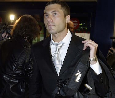 Su presencia en el once durante aquella Champions fue de menos a más. De hecho no jugó de inicio en ningún partido a partir de cuartos de final. Marcó tres goles, todos en Mestalla, ante Bayern, Girondins y Fiorentina. Fue la única sustitución que realizó Héctor Cúper en la final contra el Real Madrid. Actualmente es empresario de ocio (hoteles y discotecas) y promotor urbanístico.