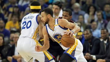 Mar 31, 2017; Oakland, CA, USA; Golden State Warriors guard Stephen Curry (30) dribbles the ball around Houston Rockets forward Trevor Ariza (1) during the first quarter against at Oracle Arena. Mandatory Credit: Sergio Estrada-USA TODAY Sports