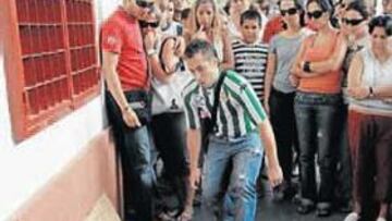 Aficinados sevillistas y béticos rinden homenaje a Puerta