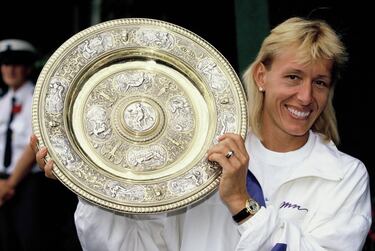 3 Open Australia, 2 Roland Garros, 9 Wimbledon y 4 US Open. Checa de nacimiento, aunque también se nacionalizó estadounidense. Navratilova fue uno de los primeros grandes iconos del tenis femenino, cuya figura ha influenciado y trascendido hasta nuestros días. Junto a Margaret Court y Doris Hart, es una de las tres únicas tenistas que ha conquistado todos los Grand Slams en individuales, dobles y dobles mixtos. Fue Premio Príncipe de Asturias en 1994.