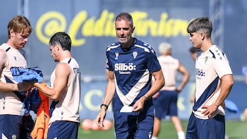 Gaizka Garitano junto a ?lex Fern¨¢ndez y Nacho Vizca¨ªno en un entrenamiento semanal en la Ciudad Deportiva Bah¨ªa de C¨¢diz.