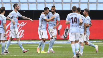 Nolito es felicitado por su compa&ntilde;eros tras marcar el quinto gol del Celta.