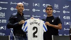 V&iacute;ctor G&oacute;mez y Manolo Gaspar, durante la presentaci&oacute;n del lateral.