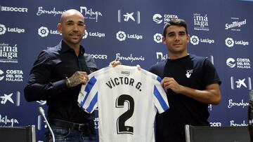 V&iacute;ctor G&oacute;mez y Manolo Gaspar, durante la presentaci&oacute;n del lateral.