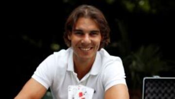 Rafa Nadal, nuevo reclamo del Poker, posa con unas cartas.