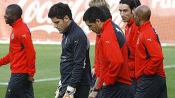 <b>ECLIPSADOS.</b> Guille no quiere que, sin jugar, Riquelme eclipse la buena temporada del Villarreal.