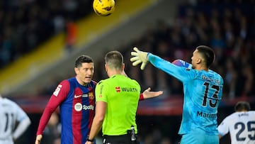 Barcelona's Polish forward #09 Robert Lewandowski argues with Spanish referee Isidoro Diaz de Mera during the Spanish league football match between FC Barcelona and Girona FC at the Estadi Olimpic Lluis Companys in Barcelona on December 10, 2023. (Photo by Pau BARRENA / AFP)