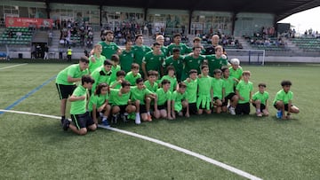 Jugadores del Cornellà posan antes de un partido.