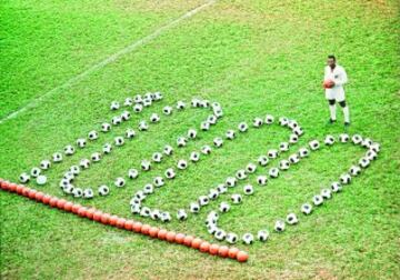 Pelé celebró su gol 1.000. Lo marcó con el Santos, de penalti, ante el Vasco de Gama en un estadio Maracaná abarrotado por 150.000 espectadores. 