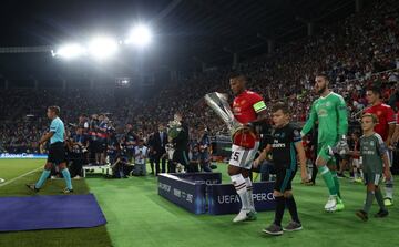 Antonio Valencia con el trofeo.