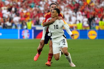 El lateral de la selección española y del Real Madrid bloqueó al jugador alemán del Bayern de Munich justo antes de que terminara el encuentro. Una acción que le costó la expulsión al futbolista español, pero que salvó un posible gol de Alemania.