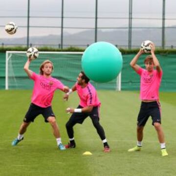 En el entrenamiento de ayer, Luis Enrique quiso destensar a sus jugadores con diversos juegos, como el que se ve en la imagen. Hoy por la mañana, tocará entrenamiento táctico y dar la lista de convocados.