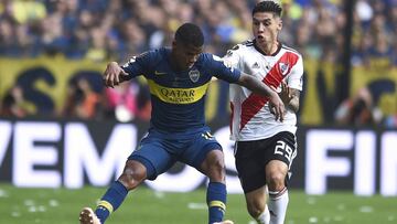 Wilmar Barrios de Boca Juniors disputando un bal&oacute;n con Gonzalo Montiel