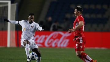 Futbol, Nublense vs Liga de Quito.
Copa Sudamericana 2023.
El jugador de Liga de Quito Alexander Alvarado, izquierda, juega el balon contra Nublense durante el partido por Copa Sudamericana disputado en el estadio Ester Roa Rebolledo en Concepcion, Chile.
03/08/2023
Marco Mazquez/Photosport
Football, Nublense vs Liga de Quito.
Copa Sudamericana 2023.
Liga de Quito's player Alexander Alvarado, left, play the ball against Nublense during the Copa Sudamericana match at the Ester Roa Rebolledo stadium in Concepcion, Chile.
03/08/2023
Marco Mazquez/Photosport