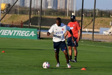 El entrenador colombiano, Reinaldo Rueda, realizó el primer entrenamiento con los jugadores convocados del FPC al microciclo que se lleva a cabo en la Sede Deportiva de la Federación Colombiana de Fútbol. 