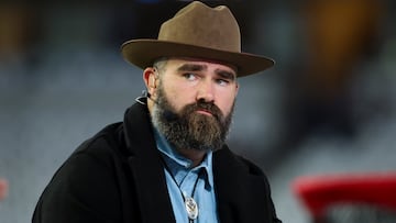 Jason Kelce estrenará en ESPN un programa de entrevistas nocturno.