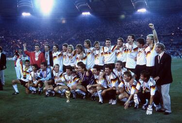 Como dicen, a la tercera va la vencida. Algo que los alemanes lo tomaron al pie de la letra, tras conseguir su tercer Mundial después de disputar tres finales de manera consecutiva, una hazaña que no se ha vuelto a repetir. Esta vez, los fantasmas del Santiago Bernabéu y del Azteca no intimidaron a una selección con ansia de darle a su población el mayor éxito futbolístico. Aunque en Argentina digan que fue un robo, ya que perdieron por un gol propiciado por un dudoso penalti en el minuto 85, Alemania pudo hacer revancha, brindando el sabor de la plata a la albiceleste por primera vez en la Copa del Mundo.