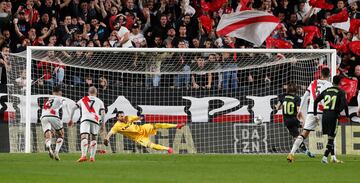 1-1. Luka Modric marca de penalti el primer gol.