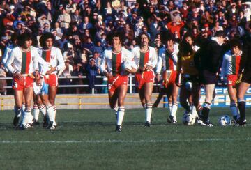 Fue el primer mundial en el que México vistió de blanco. Aquel uniforme, con las líneas verticales rojas y verdes en el pecho, traen malos recuerdos a los aficionados, pues quedaron últimos del certamen.