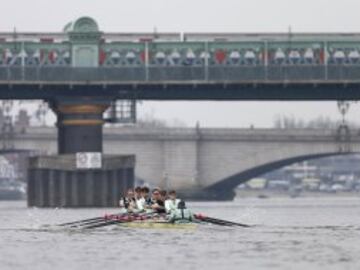 Entrenamiento del equipo de la Universidad de Cambridge en el Río Támesis.  