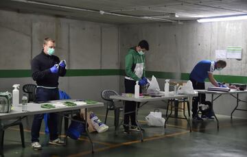 Los voluntarios trabajan en el aparcamiento del estadio Benito Villamarín preparando el material que luego distribuyen a los más necesitados, como es el caso del hogar de ancianos de Santa Justa. 