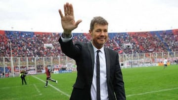 Marcelo Tinelli saluda a la afici&oacute;n durante un partido de San Lorenzo.