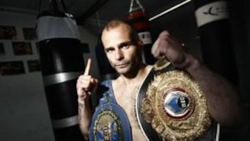 Kiko Martínez con sus cinturones de campeón europeo.