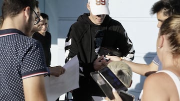 Santi Mina firma autógrafos a la salida del entrenamiento del Celta en Balaídos.