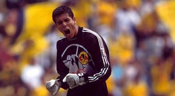 Después de tres años en el América, Oswaldo Sánchez llegó al Guadalajara, club en el que se hizo ídolo y vivió sus mejores momentos. "San Oswaldo" llegó al Rebaño en el Invierno 1999.