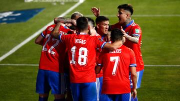Futbol, Chile vs Argentina.
Eliminatorias a Catar 2022.
El jugador de la seleccion chilena Ben Brereton, centro, celebra su gol contra Argentina durante el partido clasificatorio al mundial de Catar 2022 realizado en el estadio Zorros del Desierto.
Calama, Chile.
27/01/2022
Marcelo Hernandez/Photosport
Football, Chile vs Argentina.
2022 Qatar World Cup qualifier match.
Chile's player Ben Brereton, center, celebrates his goal against Argentina during the 2022 Qatar World Cup qualifier match held at Zorros del Desierto stadium.
Calama, Chile.
01/27/2022
Marcelo Hernandez/Photosport