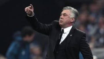 Ancelotti da órdenes durante el partido Schalke-Real Madrid.