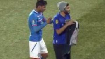 Aficionado del Cruz Azul invadió la cancha del Caliente