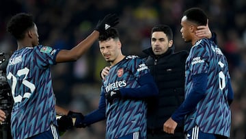 LIVERPOOL, ENGLAND - JANUARY 13: Mikel Arteta of Arsenal congratulates his players after the final whistle during the Carabao Cup Semi Final First Leg match between Liverpool and Arsenal at Anfield on January 13, 2022 in Liverpool, England. (Photo by Mich