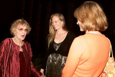 La actriz vivió una vida de película que se extendió por más de un siglo. Nacida en 1910, fue una estrella del cine clásico en los años 30, apareciendo en filmes como 'El hombre invisible' y 'La pobre niña rica'. Tras décadas alejada de Hollywood, regresó triunfalmente en 1997 como la anciana Rose en 'Titanic', papel que le valió una nominación al Oscar a los 87 años.

Además de actriz, fue pintora, activista y escritora. Vivió hasta los 100 años, falleciendo en 2010, y dejó un legado de talento, elegancia y longevidad que desafió el tiempo. Su historia es prueba de que nunca es tarde para brillar.