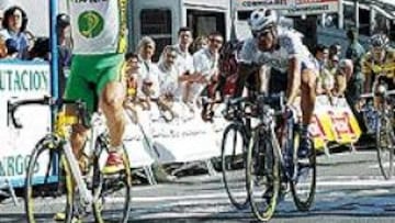 <b>POR FIN. </B/>Boris y Manuel Lafuente, presidente del Oviedo.