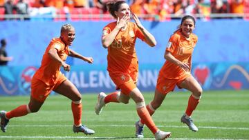 TOL26. Valenciennes (France), 15/06/2019.- Doiminique Bloodworth (C) of Netherlands celebrates after scoring the 2-1 during the preliminary round match between Netherlands and Cameroon at the FIFA Women's World Cup 2019 in Valenciennes, France, 15 Ju