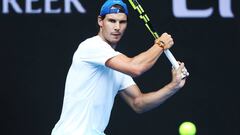 Rafa Nadal devuelve una bola durante un entrenamiento previo al Open de Australia en Melbourne Park.