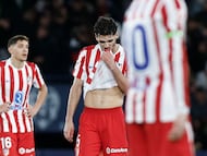 VALENCIA, 31/01/2026.- El centrocampista del Atlético de Madrid Johnny Cardoso (c) al término del encuentro correspondiente a la jornada 22 de LaLiga EA Sports entre Levante UD y Atlético de Madrid celebrado este sábado en el Estadio Ciutat de València. EFE/ Biel Aliño