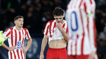 VALENCIA, 31/01/2026.- El centrocampista del Atlético de Madrid Johnny Cardoso (c) al término del encuentro correspondiente a la jornada 22 de LaLiga EA Sports entre Levante UD y Atlético de Madrid celebrado este sábado en el Estadio Ciutat de València. EFE/ Biel Aliño